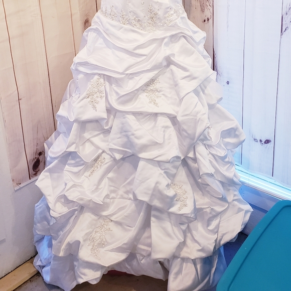 Gorgeous strapless beaded wedding gown - Picture 2 of 8